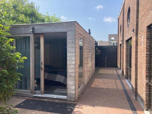 Voorburg House | Beautiful Tuinhuis aan het Water - Family Friendly Retreat