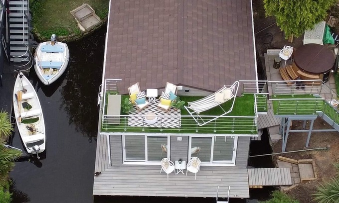 Richmond-upon-Thames Boat Rental | Indulge in Tulana Taggs: Floating Home with Hot Tub