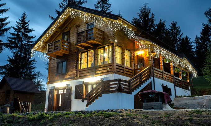 Romuli Bed & Breakfast | Unforgettable Stay at Tulean Cabin with Hot Tub & Breakfast