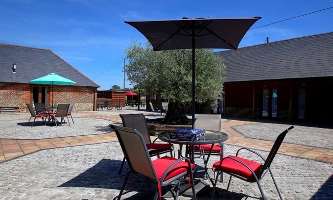 Selsted House | Pet-Friendly Tulip Cottage at Hoad Farm: A 10/10 Retreat