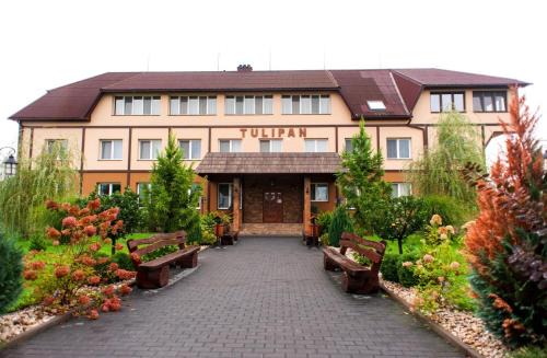Nyzhnje Selyshche Hotel | Discover Tulipan Hotel Aquapark with Oceanfront Views