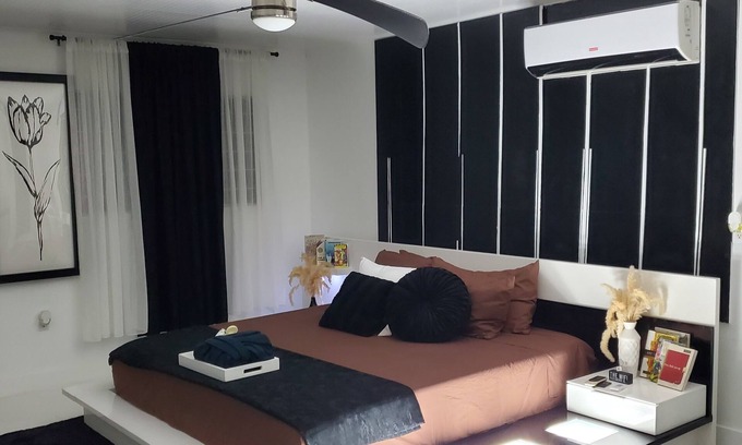 Tibbett's Turn Apartment | Serene Tulixx Onyx: Waterfront Designer Apartment Escape