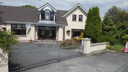 Castlebaldwin Apartment | Pet-Friendly Retreat at Tulla Villa - Rated 9.3/10