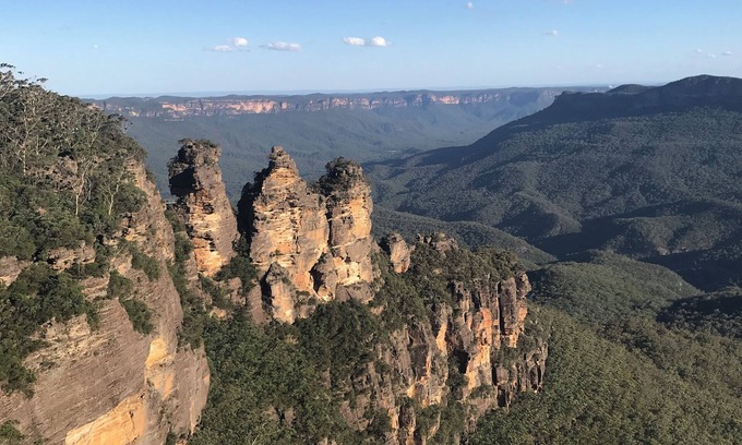 Wentworth Falls Cottage | Discover Tullys Hut: Walk to Waterfalls & Scenic Views