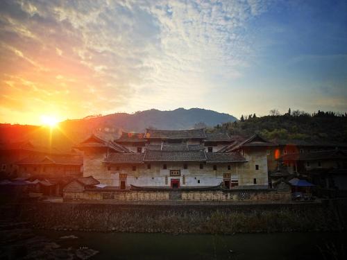 Longyan House | Pet-Friendly Retreat: Tulou Fuyulou Changdi Inn Awaits