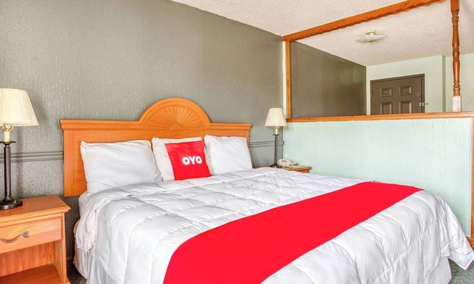 South Tulsa Hotel | Tulsa King Bed Stay Ideal for Exploring Local Parks, Trails & Landmarks