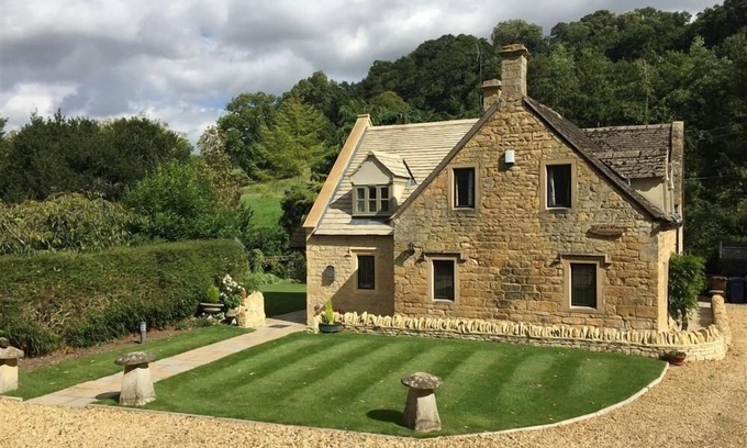 Buckland Cottage | Family-Friendly Tumbledown Cottage in Broadway Awaits You