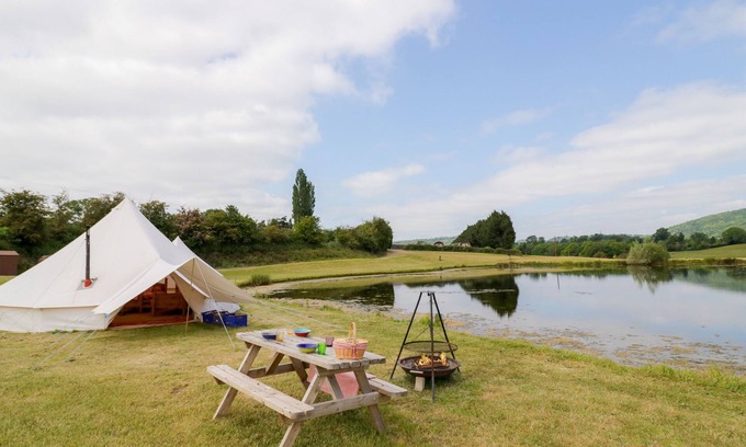 Great Witley Cottage | Cozy Tumbling Tom: Pet Friendly Retreat with Open Fire