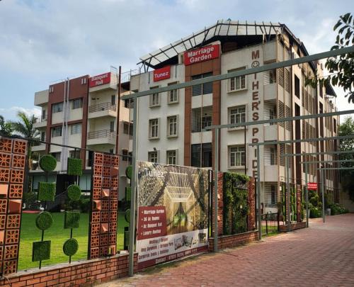 Bhopal Hotel | Explore Tunez: Pet-Friendly Stay with Great Amenities
