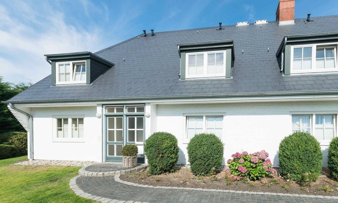 Keitum Apartment | Relax at Tunghörn Hüs: Family-Friendly with Pool & Spa