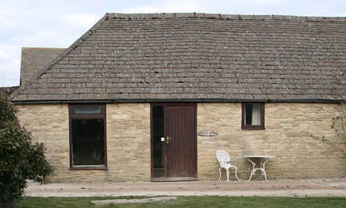 Cirencester House | Pet-Friendly Tupenny Cottage with Pool & Spa in Cotswolds