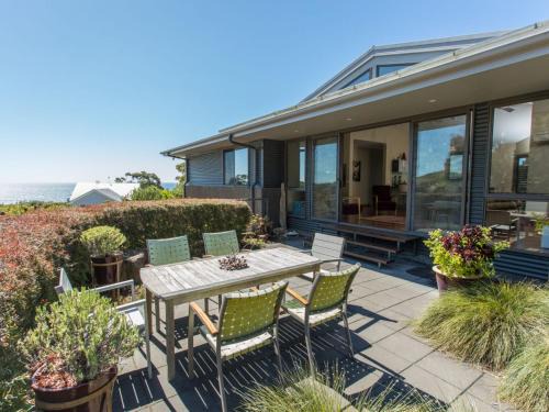 Tura Beach House | Relaxing Tura Beachhouse: Family-Friendly in Dolphin Cove