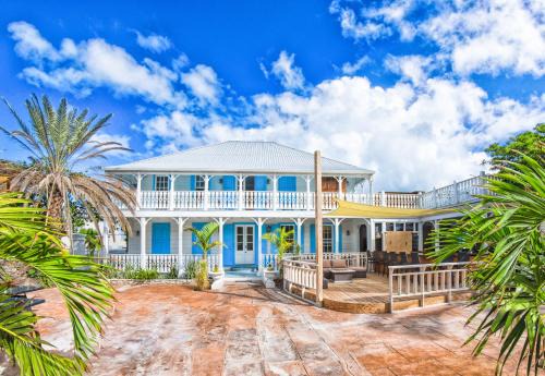 Cockburn Town Hotel | Premier Turks Head Inne: Oceanfront Retreat & Pet Friendly