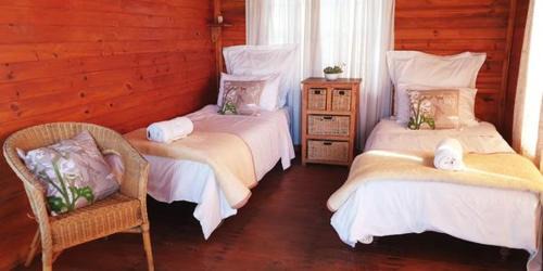 Blue Crane Route Cabin | Family-Friendly Turksvygrivier Safari's with Breakfast Included