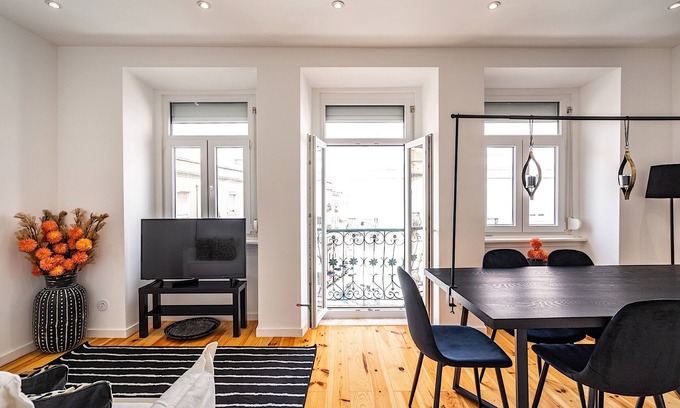 Penha de Franca House | Turmeric Apartment - Family-Friendly Stay with WiFi in Lisbon
