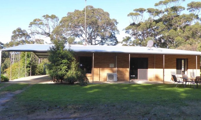 Deepdene House | Turner Brook Chalet: Guest Rated 9/10 with Pet-Friendly Comfort