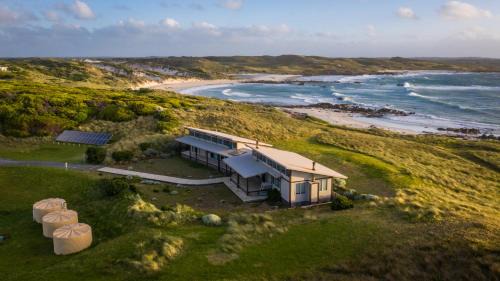Loorana Villa | Beachside Retreat at Turnstone Beach House - Rated 9.5/10
