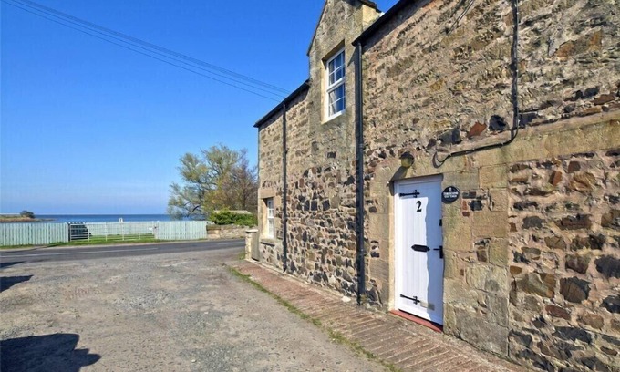 Waren Mill Cottage | Cozy Turnstone Cottage: Pet Friendly with Open Fire in Bamburgh