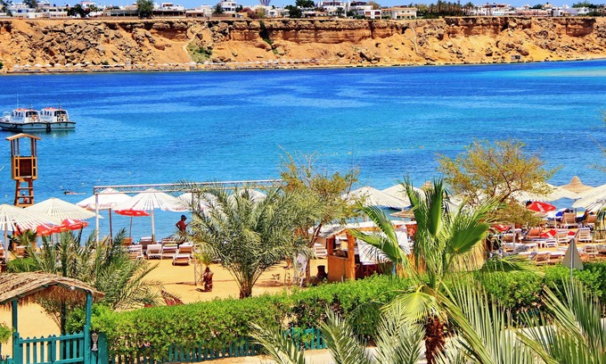 Ras Umm Sid Hotel | Beachfront Relaxation at Turquoise Beach Hotel