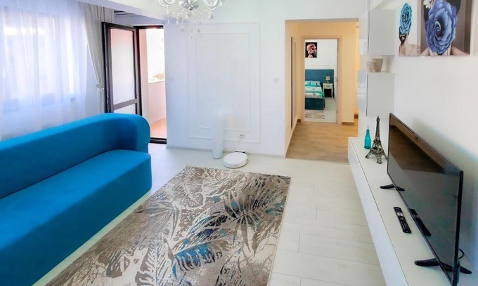 Iasi Apartment | Eco-Friendly Turquoise IuliusMall Apartment with Hot Tub
