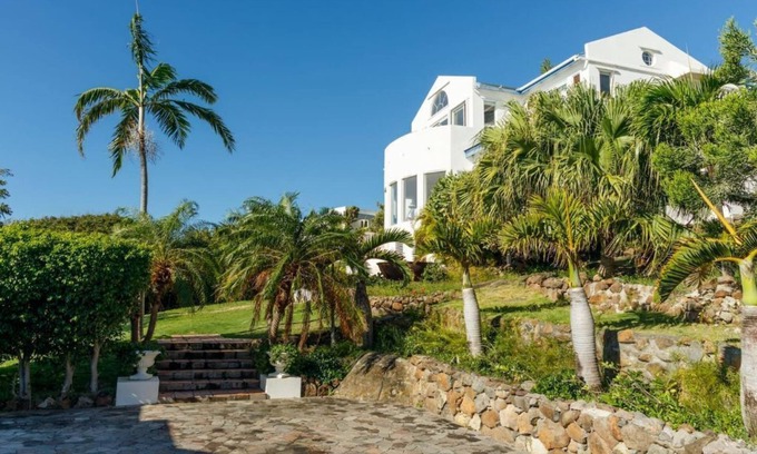Frigate Bay House | Relax at Turtle Beach White House: Family-Friendly Getaway