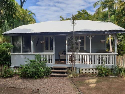 Picnic Bay House | Oceanfront Turtle Cottage on Magnetic Island - Rated 9.5