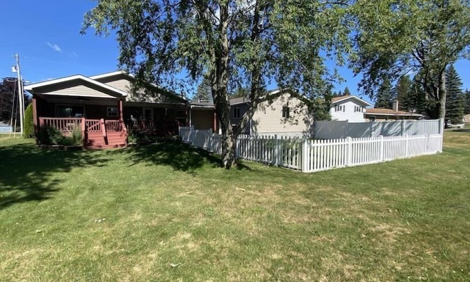Lewiston House | Pet-Friendly Turtle Cove: Top-Rated Family Getaway