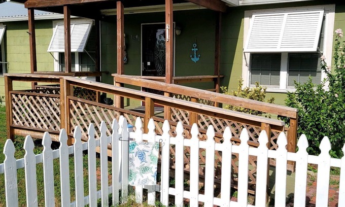 Panama City Cottage | Oceanfront Retreat at Turtle Cove with Spa and Breakfast