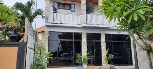 Tanjungbenoa House | Cozy Turtle Island Homestay with Oceanfront Pool Access