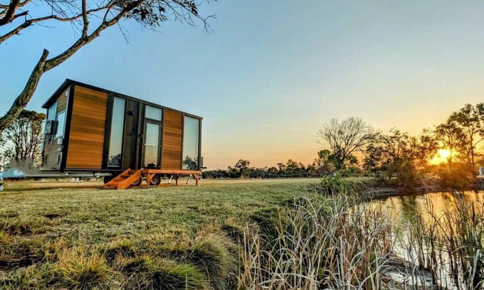 Burrum River House | Cozy Turtle Island Lakeside Tiny House with Kitchen Access