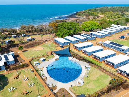 Mon Repos Cabin | Relax at Turtle Sands: Family-Friendly with Pool Access