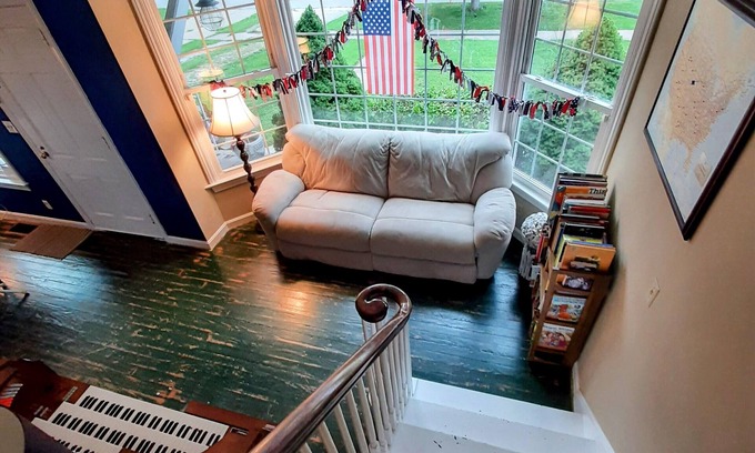 Ashtabula Cottage | Scenic Terraces with Lake Erie Sunset Views Await You