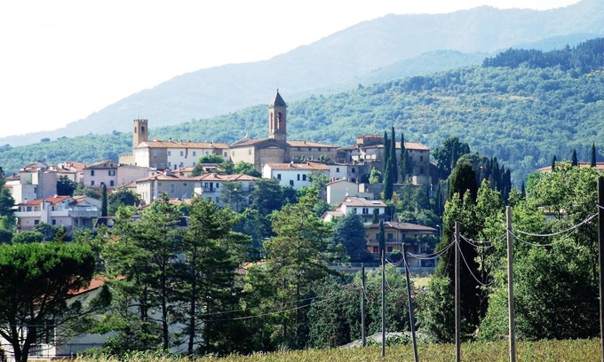 Castiglion Fibocchi Apartment | Experience Tuscany: Family-Friendly Retreat with Pool & Lake Views