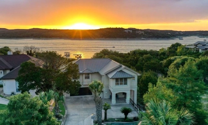 Point Venture House | Discover Tuscany - Lake Travis Waterfront Retreat Awaits
