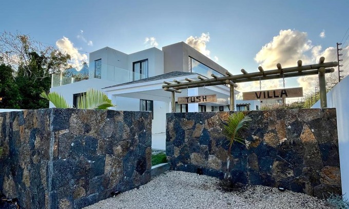 Calodyne Villa | Discover Tush Villa: Modern Retreat with Pool & Family Fun