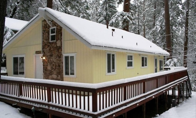 Twain Harte Cabin | Twain Harte Rentals: Walk to Lake, Free WiFi & Pool
