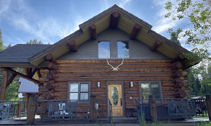 Cody Cabin | Experience Tweek's Cabin: Hot Tub & Fire Pit Retreat