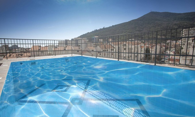 Bijeli do Hotel | Elegant Twelve by Aycon: Top Rated with Pool & Dining