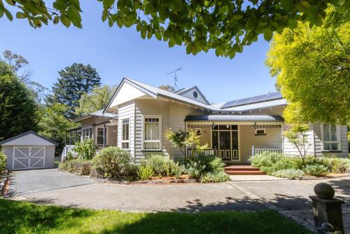 Leura House | Explore Twenty 2 Abbey: Family-Friendly Retreat with Hot Tub