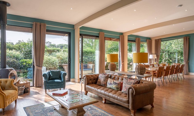 Richmond Cottage | Spacious Twenty One Lodge for Families with Breakfast Included
