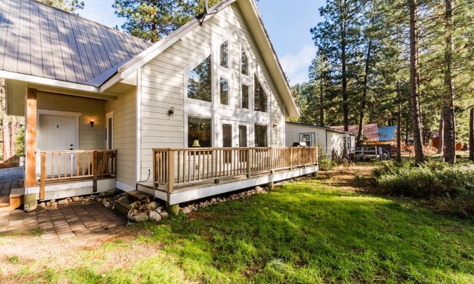 Leavenworth House | Pet-Friendly Retreat at Twenty Pines - Rated 8.9/10
