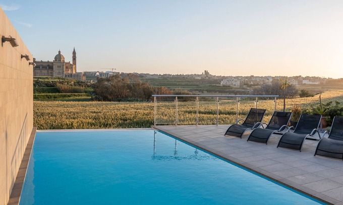 Ta' Għammar Apartment | Twilight Holiday Home: Pet & Child Friendly Oasis