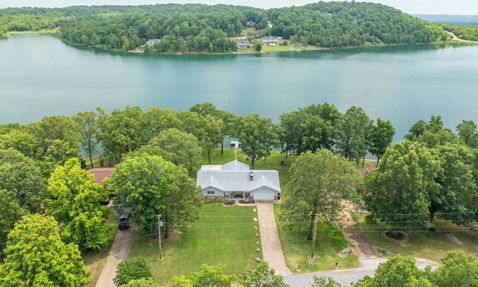 Horseshoe Bend House | Waterfront Twilight Lodge on Diamond Lake - Guest Rated 10/10