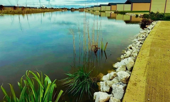 Boston Cabin | Lake View Twin Cabin with Kitchen and Pet-Friendly Perks