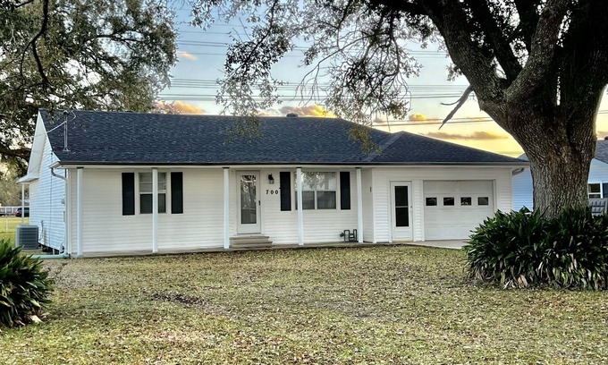 Lake Charles House | Inviting Retreat in Lake Charles: Pet-Friendly & Family Amenities