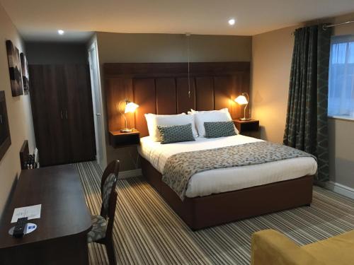 Ault Hucknall Hotel | Relaxing Retreat at Twin Oaks Hotel with Hot Tub & Dining