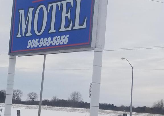 Orono Hotel | Comfortable Stay at Twin Oaks Motel with Kitchen Amenities