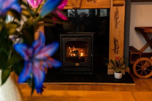 Doolin House | Discover Twin Peaks B&B - 4-Star Stay with Dining Options
