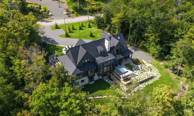 Morin Heights House | Enjoy Twin Peaks: Ski-In/Ski-Out with Spa and Hot Tub