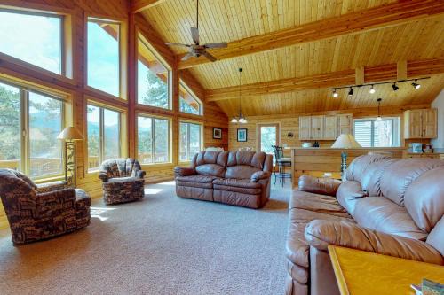 Estes Park House | Relax at Twin Pines Cabin - 4-Star Family Retreat Rated 9.5